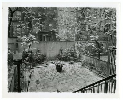 achter patio met vogelhuisje, New York, VS, ca. 1905-40 door Jessie Tarbox Beals