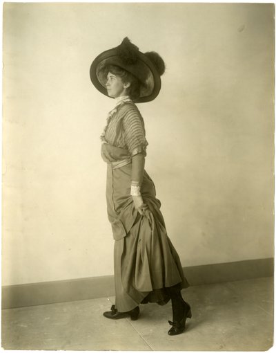 model met gevederde hoed, ca. 1905-18 door Jessie Tarbox Beals
