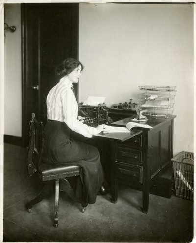 model met typemachine, ca. 1905-18 door Jessie Tarbox Beals