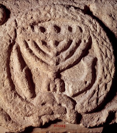 Jodendom: architectonisch element in basalt van een synagoge versierd met een kandelaar met zeven armen (Menora of Menorah), palm en trompet. Uit Transjordanië. Ongeveer 100 AD. Parijs, Louvre Museum door Jewish School