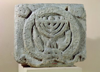 Reliëf met een menorah, uit Umm Qeis (Oud Gadara) Jordanië door Jewish School