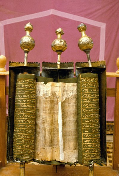 De Samaritaanse Pentateuch-rol in zijn speciaal versierde zilveren behuizing door Jewish School