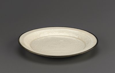Ding-ware schaal met gegoten decoratie van mandarijneenden, Hebei provincie, 12e-13e eeuw door Jin Dynasty Chinese School