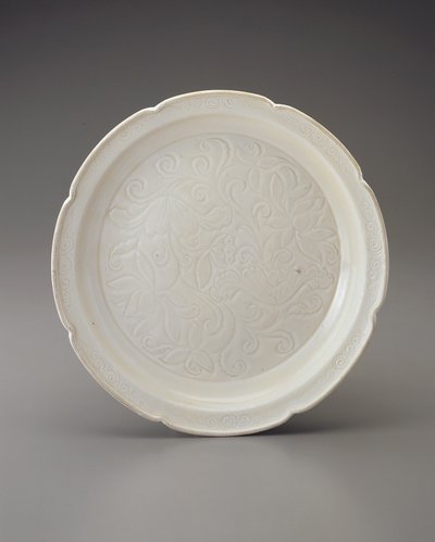 Schaal met bladrand en gesneden decoratie, Hebei-provincie door Jin Dynasty Chinese School