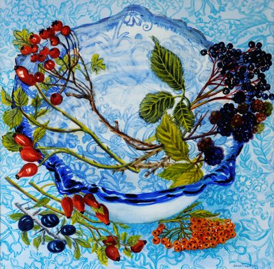 Blauwe antieke kom met bessen door Joan Thewsey