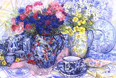 Korenbloemen met antieke kruiken en geprinte stoffen, 2012 door Joan Thewsey
