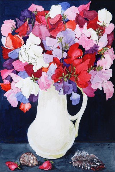 Lathyrus in een witte kan met schelp en veer door Joan Thewsey