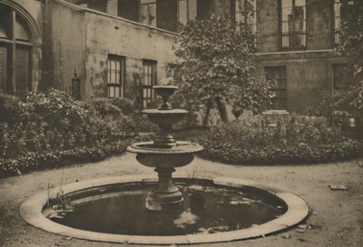 Oude moerbeiboom en fontein in de tuin van Drapers Hall door Joel