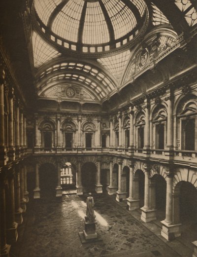 Interieurhof met glazen dak van de Royal Exchange, c1935 door Joel