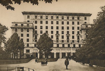 Bergmassa van Metselwerk op de Waardevolste Locatie van het West End, ca. 1935 door Joel