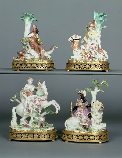 Vier Meissen-groepen die de vier continenten vertegenwoordigen, gemonteerd met Louis XVI ormolu, gemodelleerd door Johann Joachim Kandler, midden 18e eeuw door Johann Joachim Kaendler