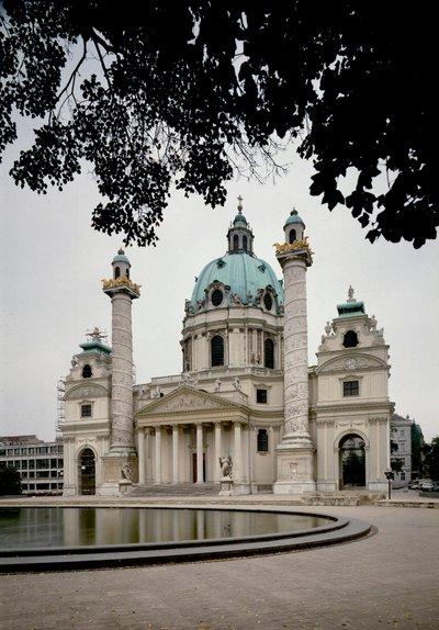 Zicht op de Karlskirche of kerk van Sint-Charles Borromee begonnen door architect Johann Bernhard Fischer von Erlach en voltooid door zijn zoon Joseph Emanuel. Wenen, Oostenrijk door Johann and Joseph  Fischer von Erlach