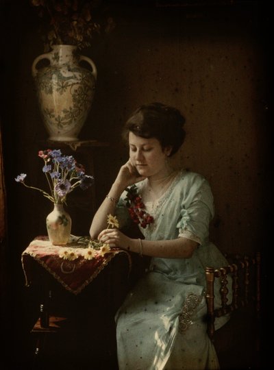 Vrouw met bloemen door Johannes Hendrikus Antonius Maria Lutz