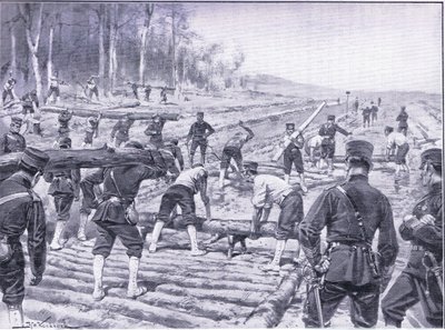 Japanse ingenieurs bouwen een houten weg voor troepen, illustratie uit Cassells History of the Russo-Japanese War Vol 1, ca. 1900 door Johannes Hermann Barend Koekkoek