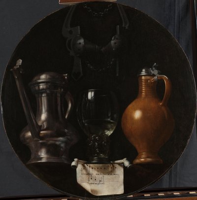 Emblematisch stilleven met kruik, glas, kan en hoofdstel door Johannes Torrentius