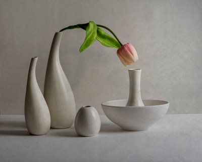 Zachtroze tulpenvazen door John-Mei Zhong