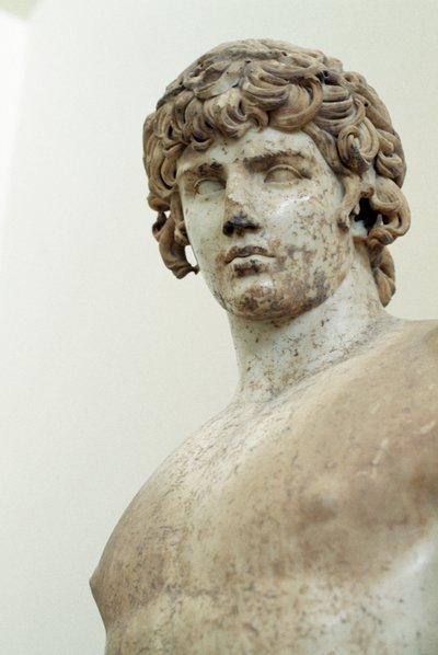 Antinous, Pariaans marmeren standbeeld, uit de tempel van Apollo in Delphi, Griekenland, Romeinse beschaving, 2e eeuw na Christus (detail) door Walter Charles Mills