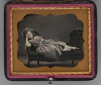 Zonder titel portret van een meisje liggend op een chaise longue door John Adams Whipple