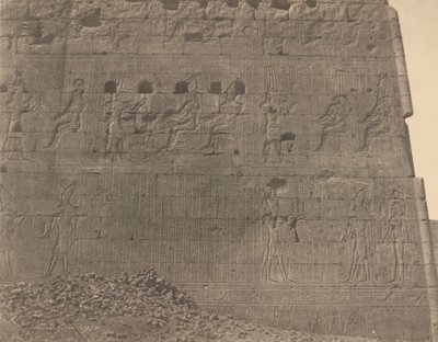 Edfu-Beelden en inscripties op oostelijke zijde door John Beasley Greene