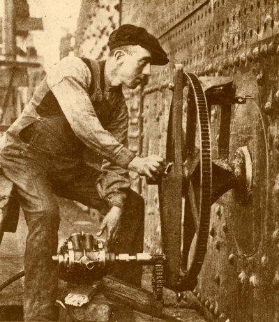 Een Pneumatische Klinknagel die Patrijspoorten in de Zijde van een Liner Snijdt, ca. 1930 door John Brown and Company