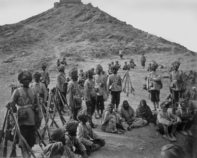 Stop van Gevangenen uit Bassaule met een Begeleiding van het 45e Inheemse Infanterie in de Khurd Khyber door John Burke