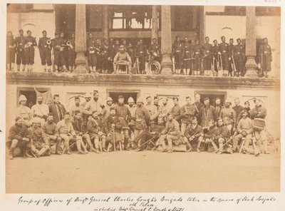 Officieren en mannen van de brigade van brigadegeneraal Gough in het plein van het paleis van Shah Shujah, 1880 door John Burke