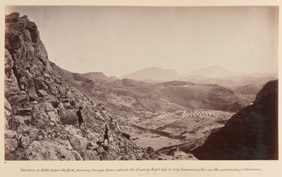 Uitzicht vanaf iets onder het fort, toont Sunga van waaruit de vijand een zeer hinderlijk vuur op de oprukkende colonnes hield, 1878 door John Burke