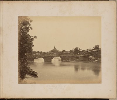Een brug in Srinaggar over de Jhelum door John Edward Saché