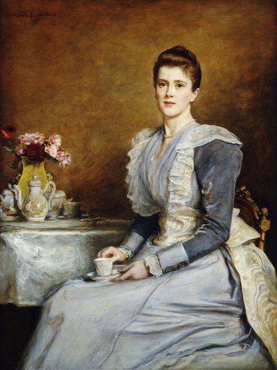 Portret van mevrouw Joseph Chamberlain, zittend aan een theetafel, gekleed in een grijze en witte jurk door John Everett Millais