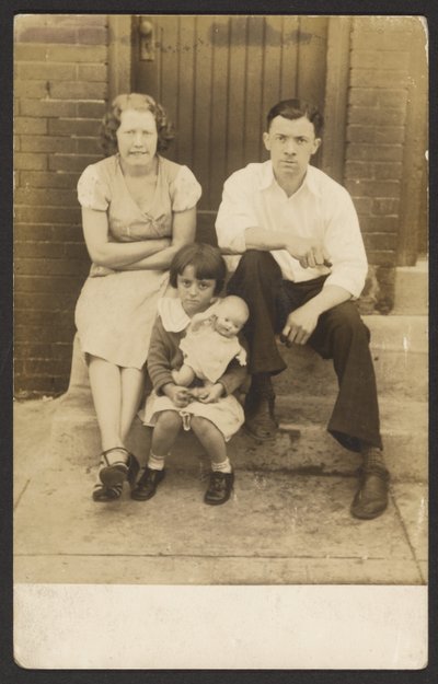 [Familie met pop op stoep] door John Frank Keith
