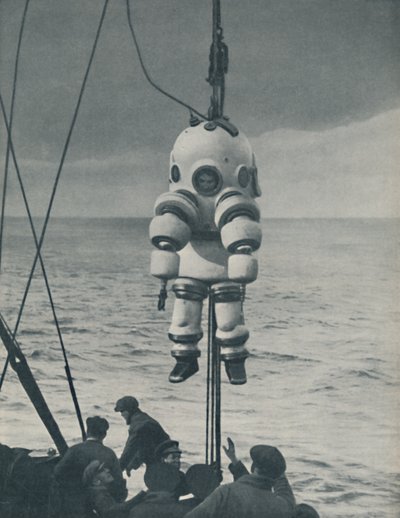 De Eeuwige Strijd Tegen de Zee: Gepantserde Behuizing voor de Diepzeeduiker, ca. 1935 door John Hammerton
