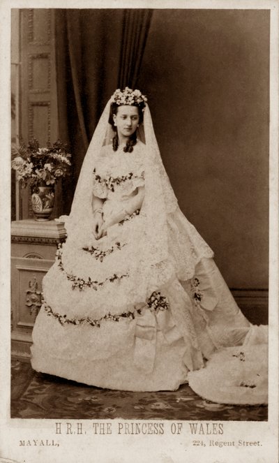 Prinses Alexandra van Denemarken in haar trouwjurk voor haar huwelijk met de Prins van Wales, de toekomstige Koning Edward VII door John Jabez Edwin Paisley (after) Mayall