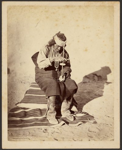 De gouverneur van San Felipe toont hoe een boor wordt gebruikt door John K. Hillers