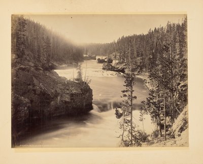 Stroomversnellingen van de Yellowstone boven de watervallen door John K. Hillers