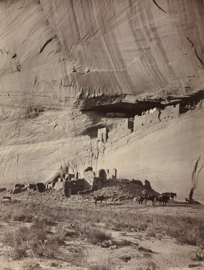 Ruïnes van klifwoningen, Cañon de Chelly, Arizona, ca. 1879-1881 door John K. Hillers
