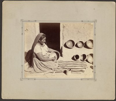 Vrouw die aardewerk poetst door John K. Hillers