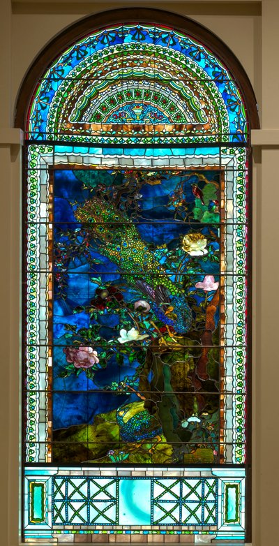 Pauwen en pioenen I door John La Farge