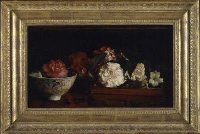 Bloemen in Japanse Schaal op Mahoniehouten Tafel door John La Farge or Lafarge