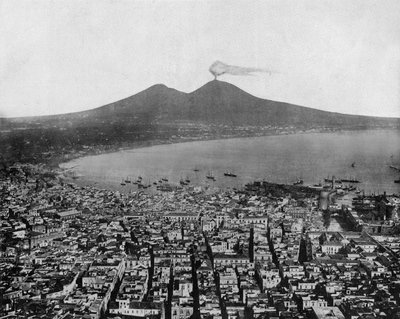 Een uitzicht op de Baai van Napels (Italië) en op de achtergrond de Vesuvius (zw/w foto) door John Lawson Stoddard