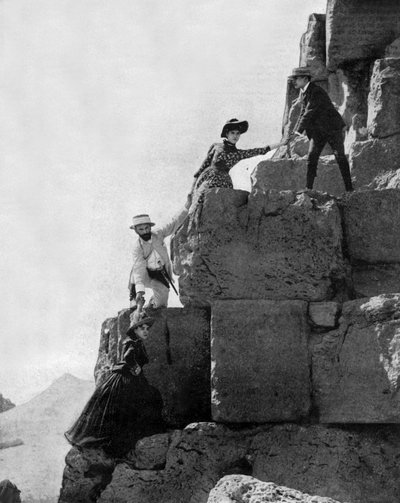 Beklimming van de grote piramide van Cheops in Gizeh, Egypte, ca. 1890 (zw/w foto) door John Lawson Stoddard