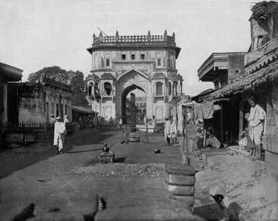Poort van Lucknow in India, ca. 1890 door John Lawson Stoddard