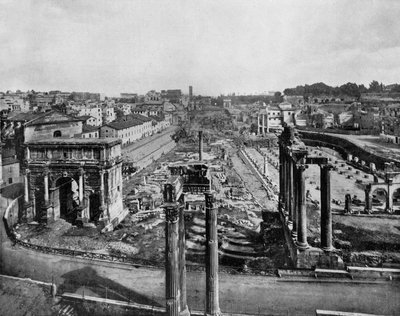 Het forum in Rome met ruïnes van oude monumenten: boog van Septimius Severus (l), zuilen van de Saturnus-tempel (r) en zuilen van de Vespasianus-tempel (c, voorgrond) (zwart-wit foto) door John Lawson Stoddard