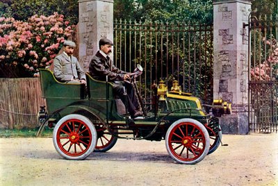 Twee Edwardiaanse heren zittend in een motorwagen, 1902-1903 door John Swan and Son