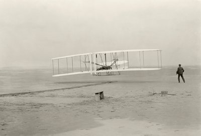 De Wright Flyer I maakt zijn eerste vlucht van 120 voet in 12 seconden, in Kitty Hawk, North Carolina door John T. Daniels