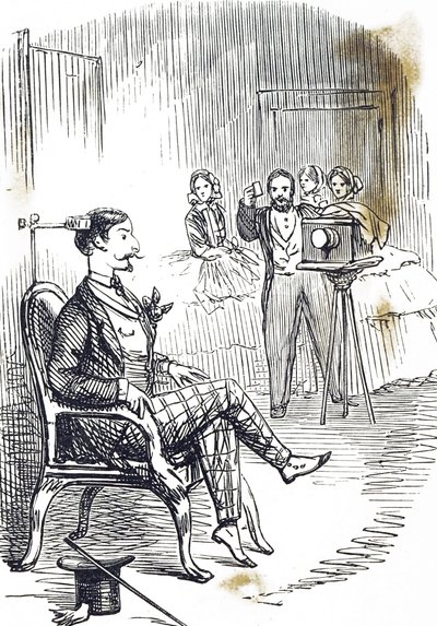 Cartoon van een hoofdsteun die wordt gebruikt om het onderwerp van de fotograaf stil te houden door John Tenniel