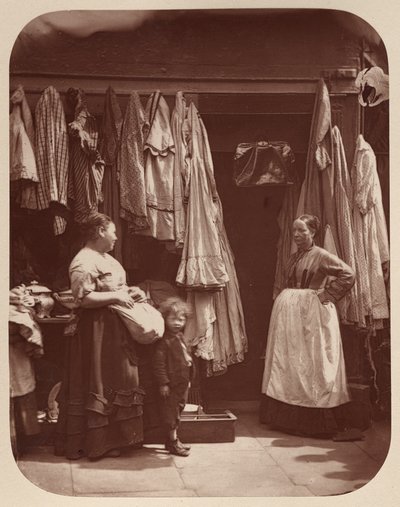 Een oude kledingswinkel, Seven Dials door John Thomson