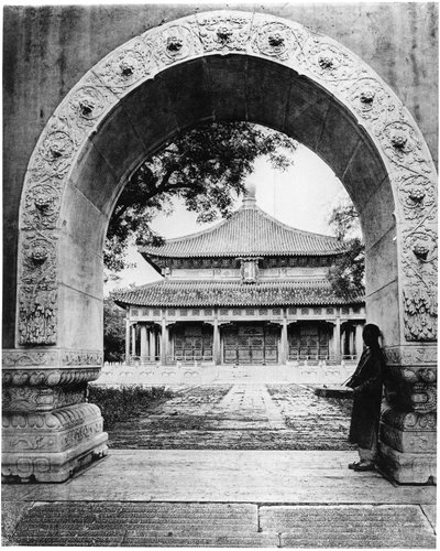 Boog naar de Hal van Klassieken, Peking, c.1867-72 door John Thomson
