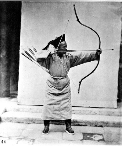 China, boogschutter, ca. 1870 (foto) door John Thomson