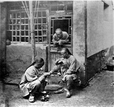 China, de pedicure, ca. 1870 (foto) door John Thomson