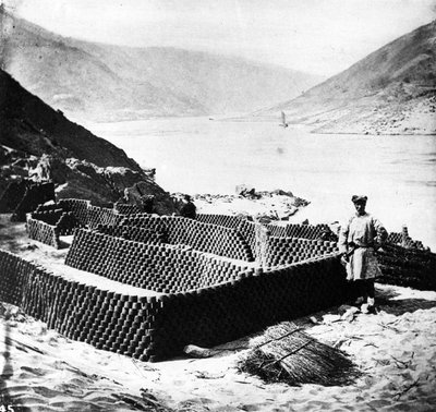 Brandstof drogen voor export, Hubei Provincie, ca. 1870 door John Thomson